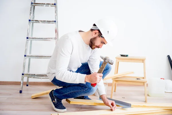 Mann schlägt Nägel ein — Stockfoto