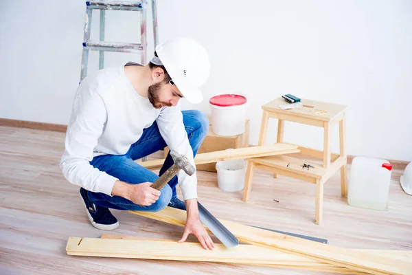 Mann schlägt Nägel ein — Stockfoto