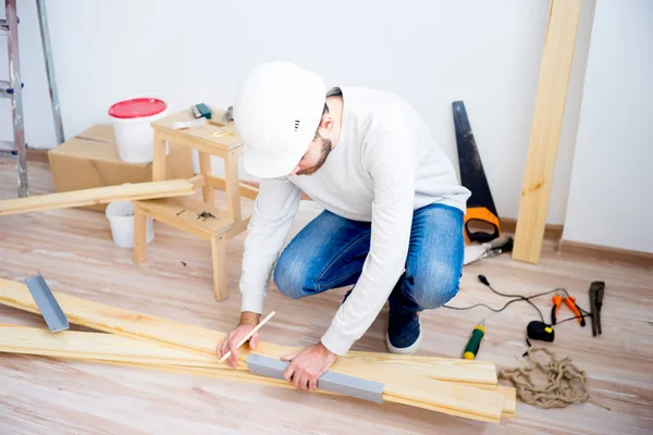 Handwerker mit Bleistift — Stockfoto