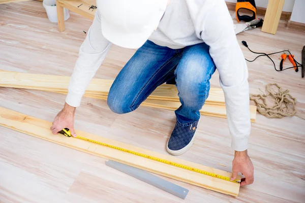 Erbauer mit gelbem Maßband — Stockfoto