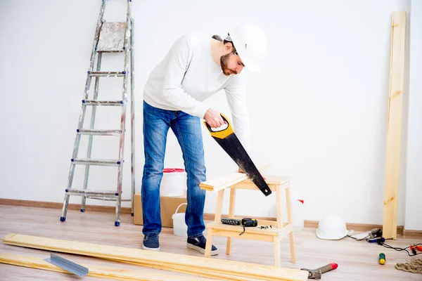 Tischler mit der Handsäge — Stockfoto