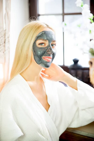 Meisje op gezichtsmasker — Stockfoto