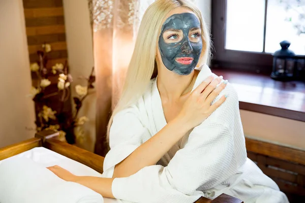 Girl put on face mask — Stock Photo, Image