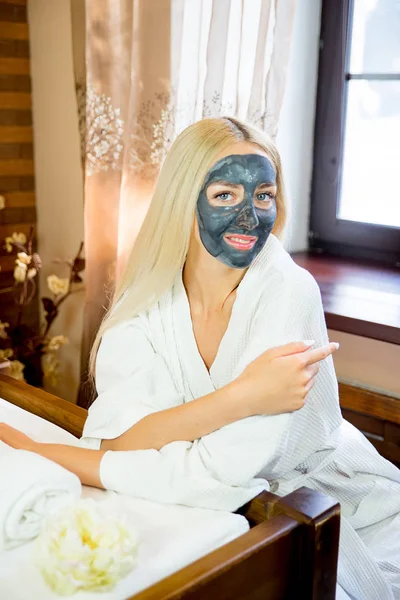 Girl put on face mask — Stock Photo, Image