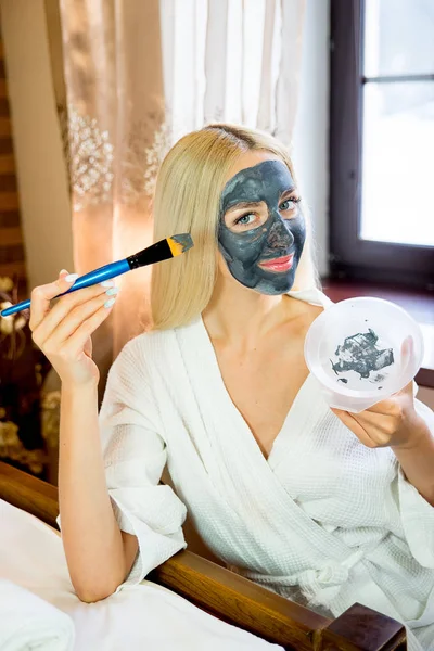 Girl put on face mask — Stock Photo, Image