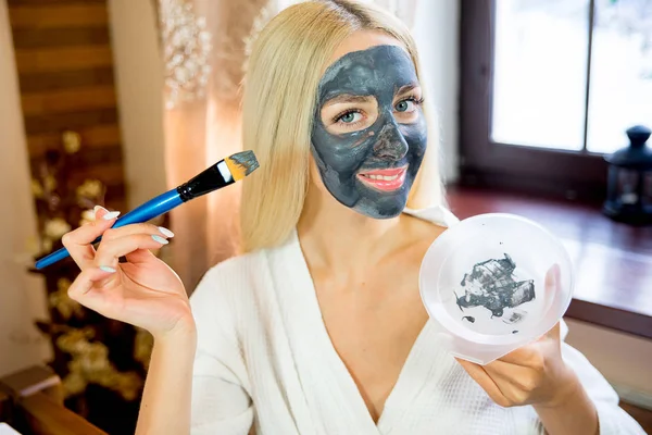 Girl put on face mask — Stock Photo, Image
