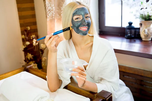 Girl put on face mask — Stock Photo, Image