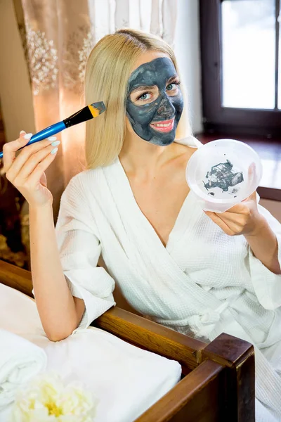 Girl put on face mask — Stock Photo, Image