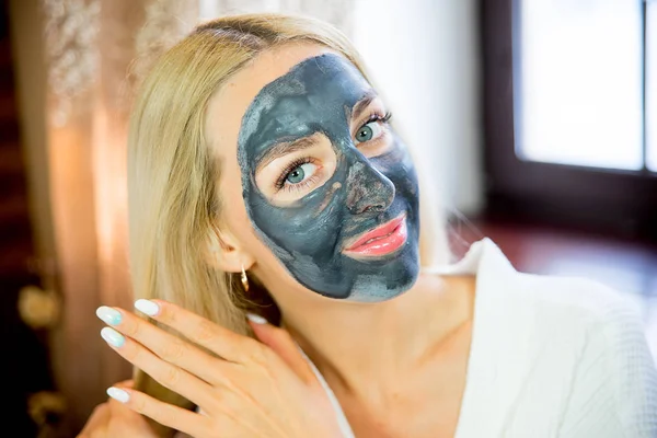 Girl put on face mask — Stock Photo, Image