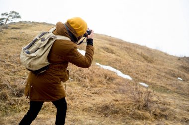 Fotoğrafçılar bir tepe üzerinde
