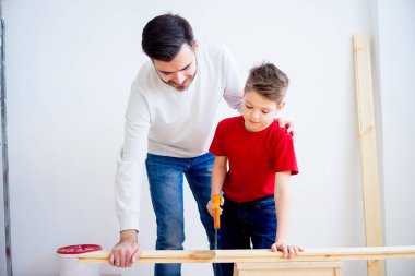 Baba ve oğul testere ile