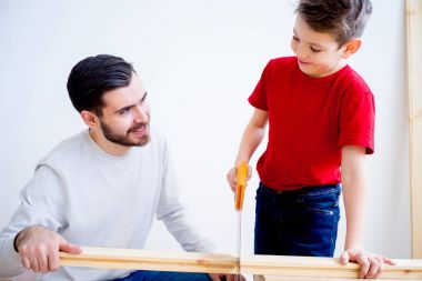 Baba ve oğul testere ile