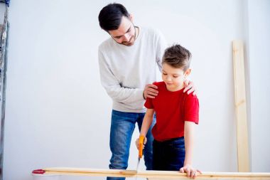 Baba ve oğul testere ile