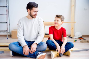 Baba ve oğul çivi çekiç