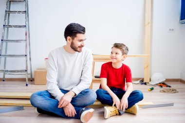 Baba ve oğul çivi çekiç