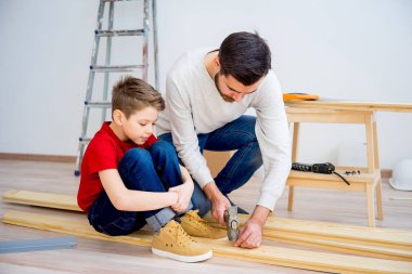 Baba ve oğul çivi çekiç