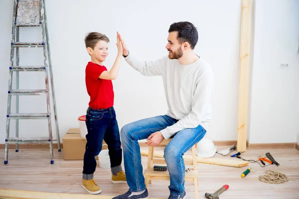 Pai e filho com serra — Fotografia de Stock