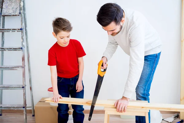 Vater und Sohn mit Säge — Stockfoto