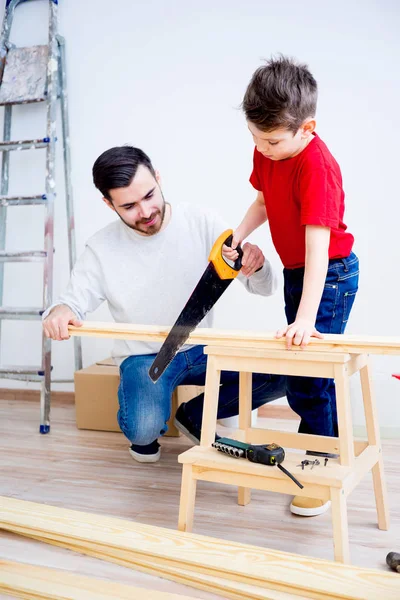 Vater und Sohn mit Säge — Stockfoto