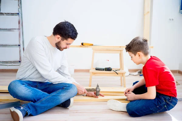 Vater und Sohn hämmern Nägel — Stockfoto