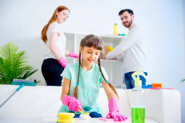 Sprzątanie rodziny — Zdjęcie stockowe