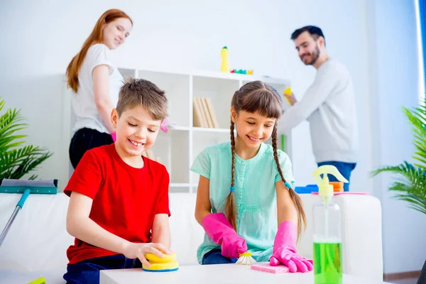 Family cleaning house — Stock Photo, Image