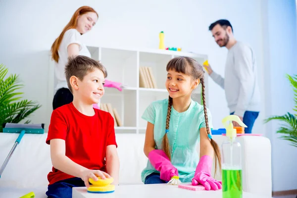 Family cleaning house — Stock Photo, Image