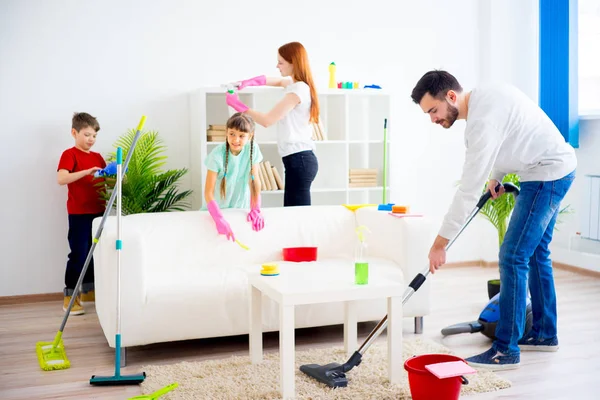 Семья уборка дома — стоковое фото
