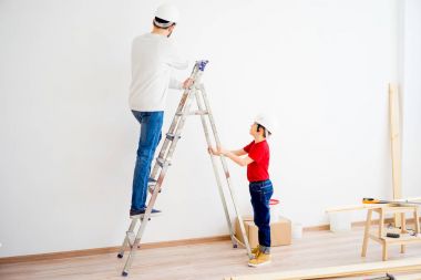 Baba ve oğul birlikte çalışma