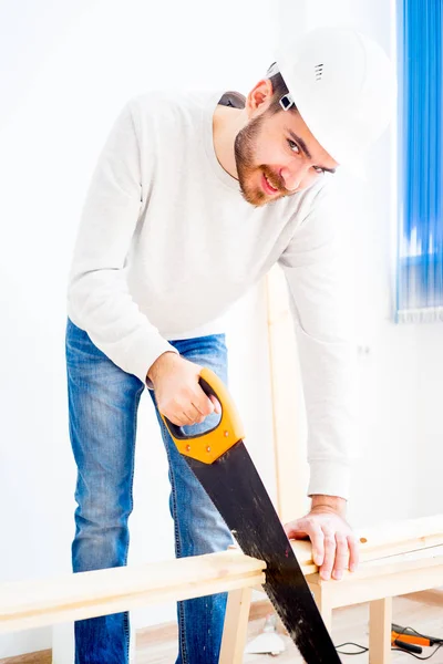 Vater und Sohn mit Säge — Stockfoto