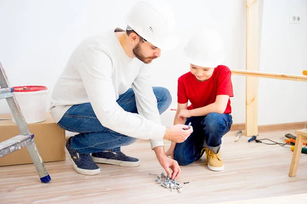 Vater und Sohn arbeiten zusammen — Stockfoto