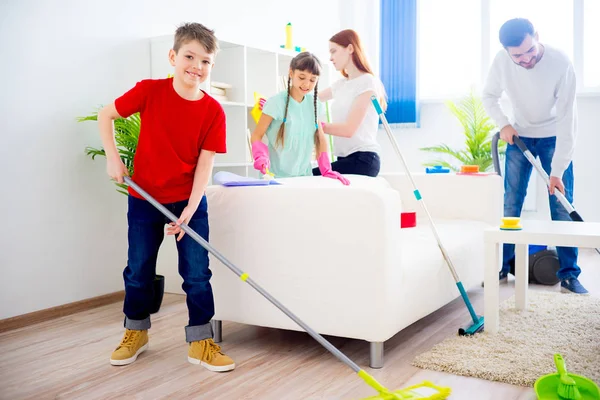 Family cleaning house — Stock Photo, Image