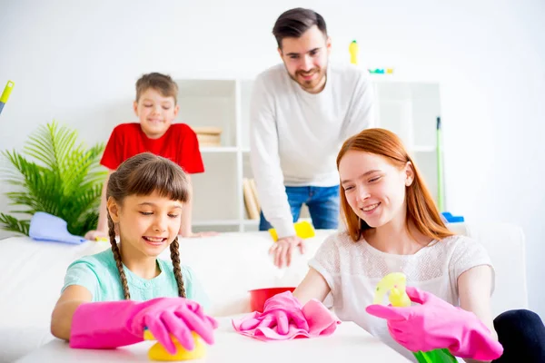 Family cleaning house — Stock Photo, Image