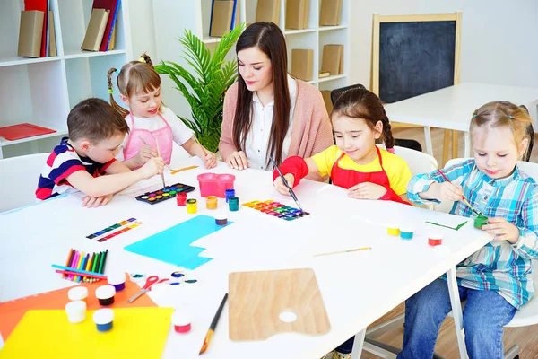 Kunstundervisning i grunnskolen – stockfoto