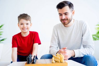 baba ve oğul satranç oynuyor