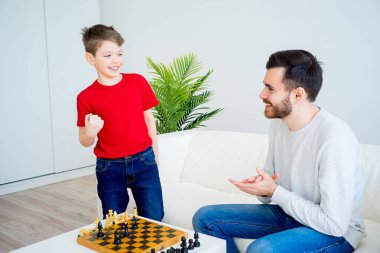 baba ve oğul satranç oynuyor
