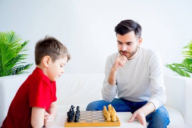 baba ve oğul satranç oynuyor