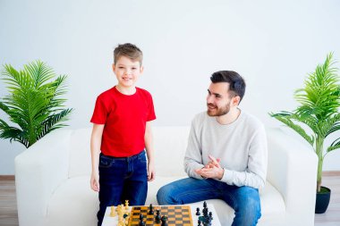 baba ve oğul satranç oynuyor