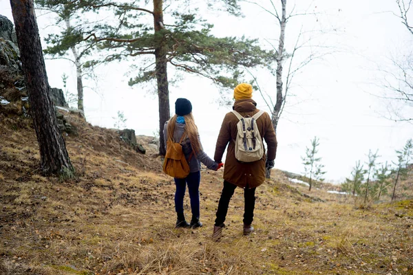 Escursioni in coppia nella foresta — Foto Stock