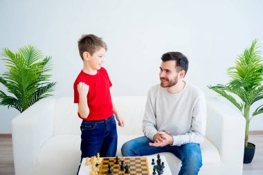 baba ve oğul satranç oynuyor