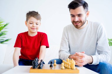 baba ve oğul satranç oynuyor