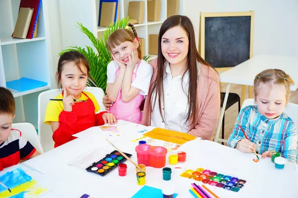 Clase de arte en el jardín de infantes — Foto de Stock