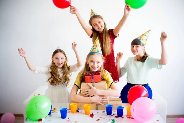 Meisjes vieren verjaardag — Stockfoto