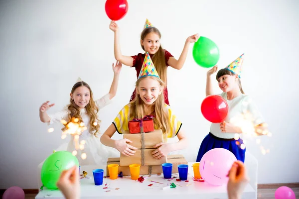Девочки празднуют день рождения — стоковое фото
