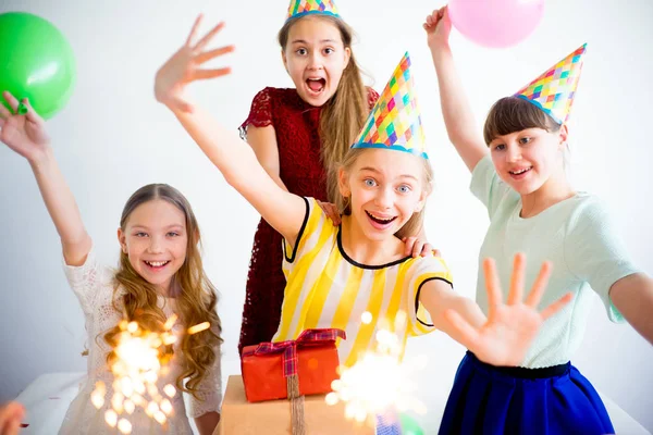 Chicas celebrando el cumpleaños —  Fotos de Stock