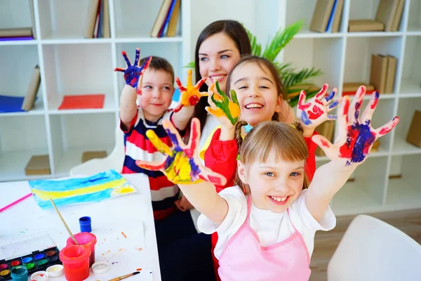 Lezione d'arte nella scuola materna — Foto Stock