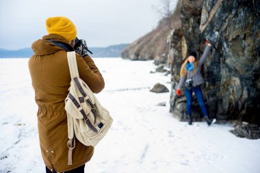 Çift bir dağ gölü hiking