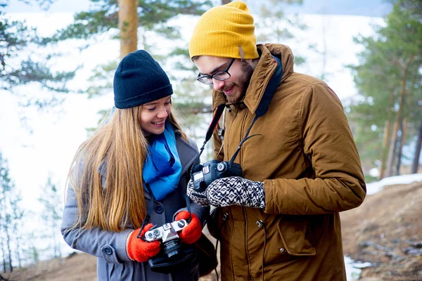 Paar wandert im Wald — Stockfoto