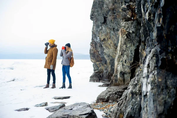 Paar wandert auf einem Bergsee — Stockfoto