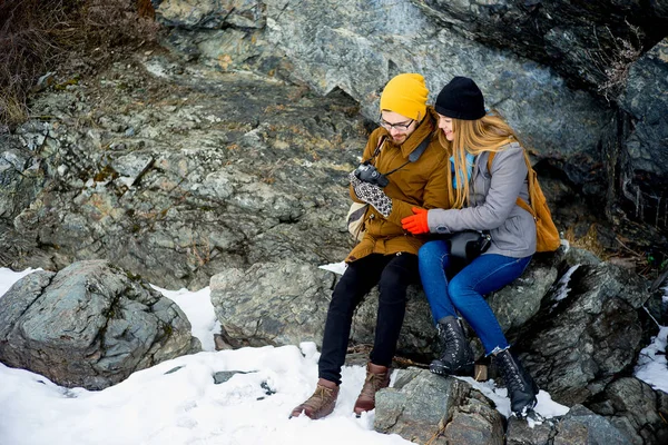 Paar wandert auf einem Bergsee — Stockfoto